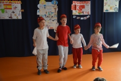 Chłopcy z kl. 1a prezentują taniec turecki.