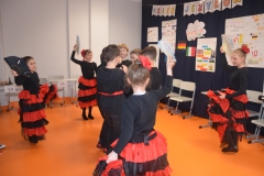 Klasa 3b prezentuje taniec hiszpański.