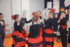 Klasa 3b prezentuje taniec hiszpański.