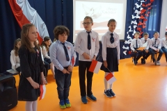 Klasa 4a prezentuje wiersz "Polska flga"