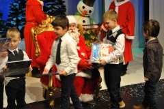 Mikołajki w Teatrze Pleciuga - chłopcy odbierają prezenty od Mikołaja.