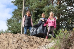 Wiktor z Mamą i Sara są bardzo spostrzegawczy w szukaniu śmieci w lesie.
