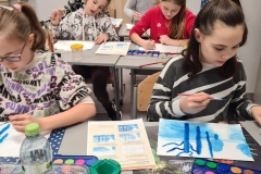 Uczniowie kl. 4a  farbami akwarelowymi  namalowali pejzaż, w którym uwzględnili perspektywę.