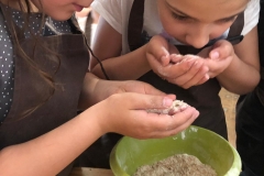 Nela i Karina sprawdzają zapach mąki.